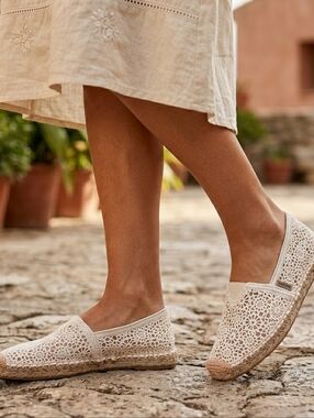 Alexis Leroy Crochet Espadrille Cream Slip-Ons  Boho Vacation Shoe Size 39 New